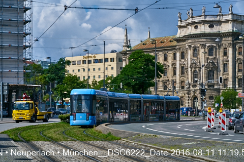 27.08.2016 - Das Hotel Königshof am Stachus steht noch. An der Stirnseite die Werbung von DEGUSSA