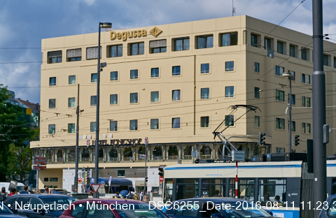 27.08.2016 - Das Hotel Königshof am Stachus steht noch. An der Stirnseite die Werbung von DEGUSSA