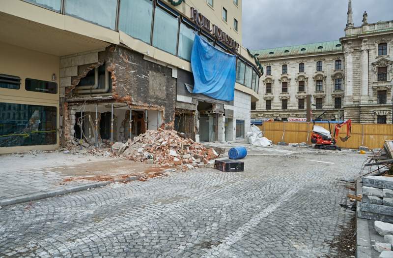 09.03.2019 - Die Entkernung des Hotel Königshaus München hat begonnen