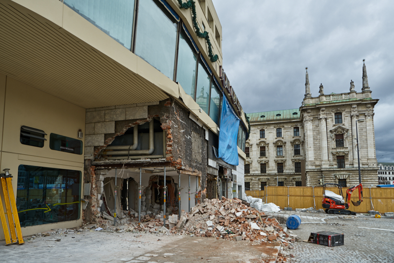 09.03.2019 - Die Entkernung des Hotel Königshaus München hat begonnen