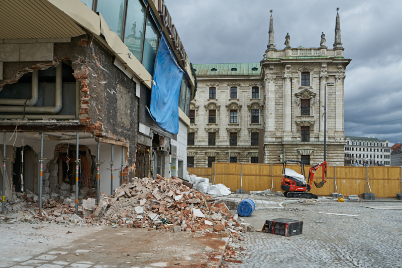 09.03.2019 - Die Entkernung des Hotel Königshaus München hat begonnen