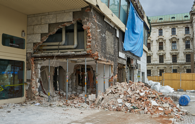09.03.2019 - Die Entkernung des Hotel Königshaus München hat begonnen