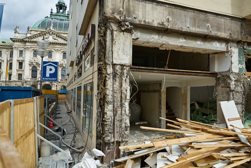 09.03.2019 - Die Entkernung des Hotel Königshaus München hat begonnen
