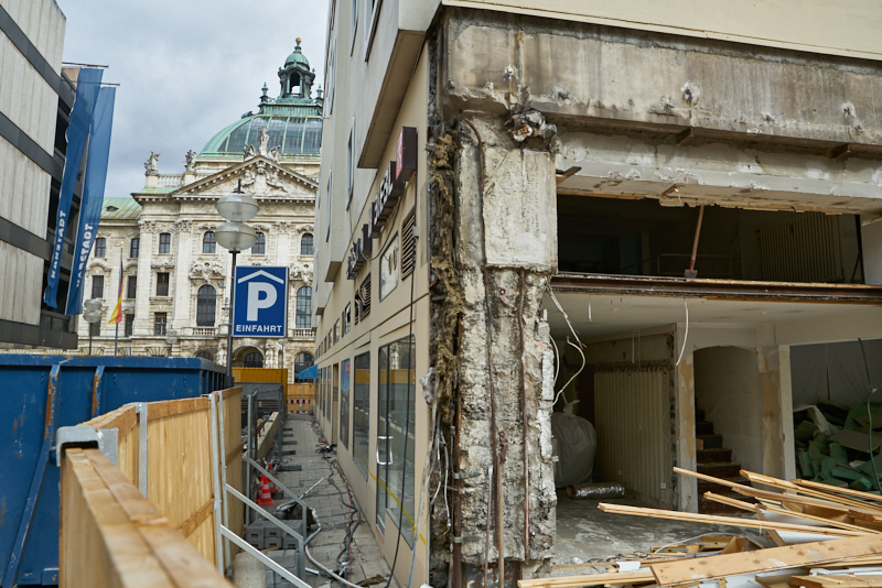 09.03.2019 - Die Entkernung des Hotel Königshaus München hat begonnen