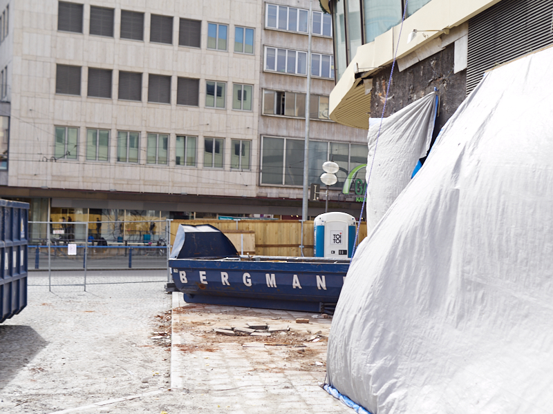 16.03.2019 - Im Inneren des Hotel Königshof sind Entkernungsarbeiten zu erkennen