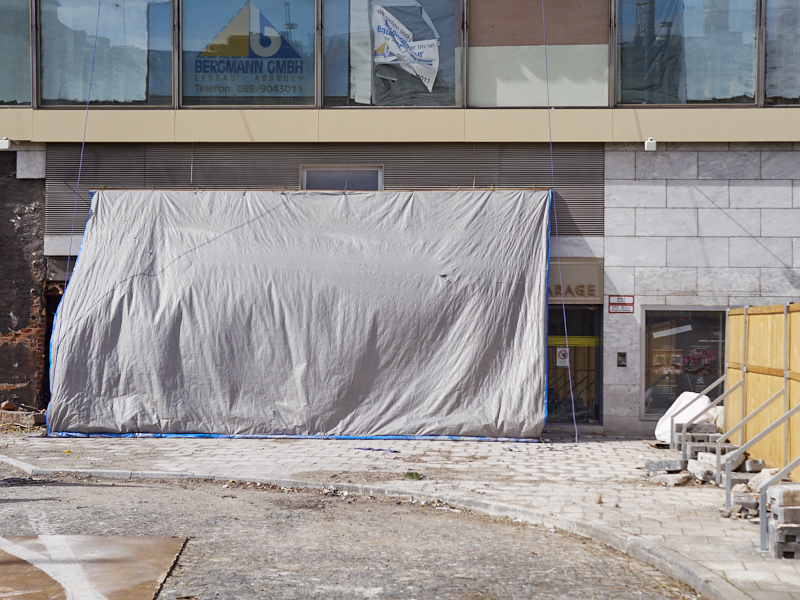 16.03.2019 - Im Inneren des Hotel Königshof sind Entkernungsarbeiten zu erkennen
