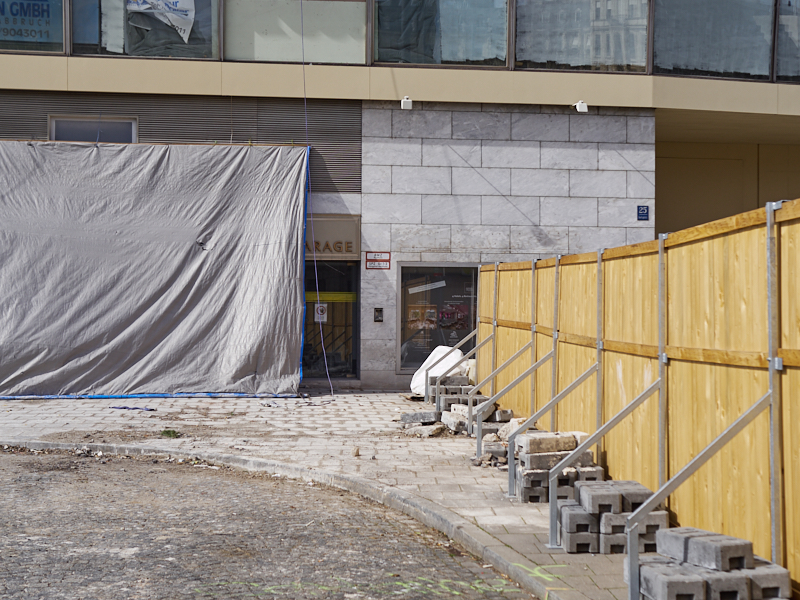 16.03.2019 - Im Inneren des Hotel Königshof sind Entkernungsarbeiten zu erkennen