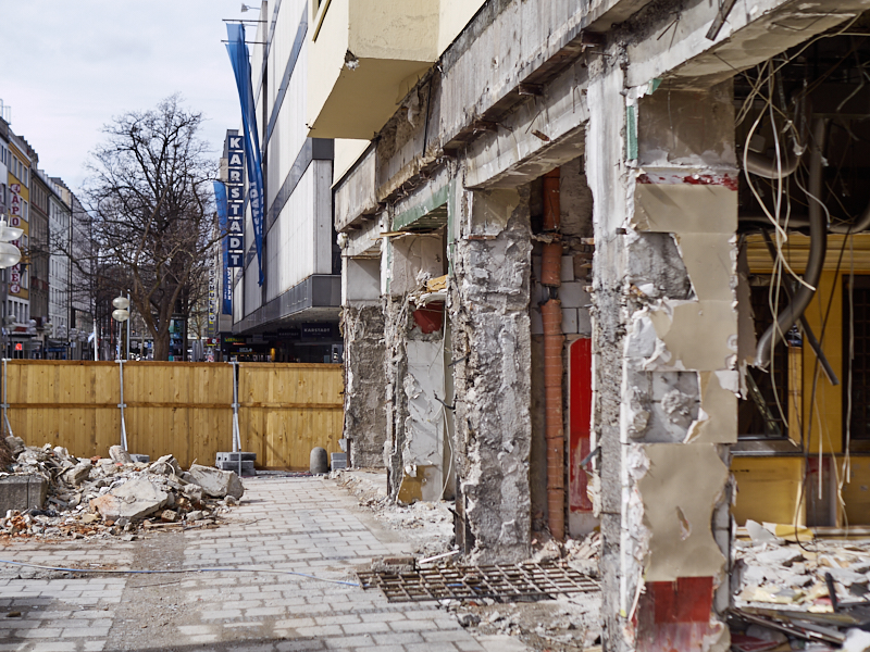 16.03.2019 - Im Inneren des Hotel Königshof sind Entkernungsarbeiten zu erkennen