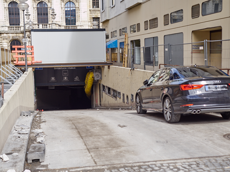 16.03.2019 - Im Inneren des Hotel Königshof sind Entkernungsarbeiten zu erkennen