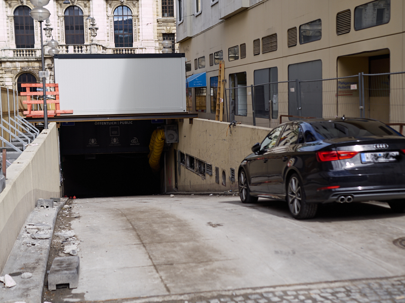 16.03.2019 - Im Inneren des Hotel Königshof sind Entkernungsarbeiten zu erkennen