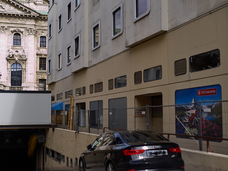 16.03.2019 - Im Inneren des Hotel Königshof sind Entkernungsarbeiten zu erkennen