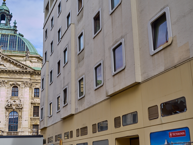 16.03.2019 - Im Inneren des Hotel Königshof sind Entkernungsarbeiten zu erkennen