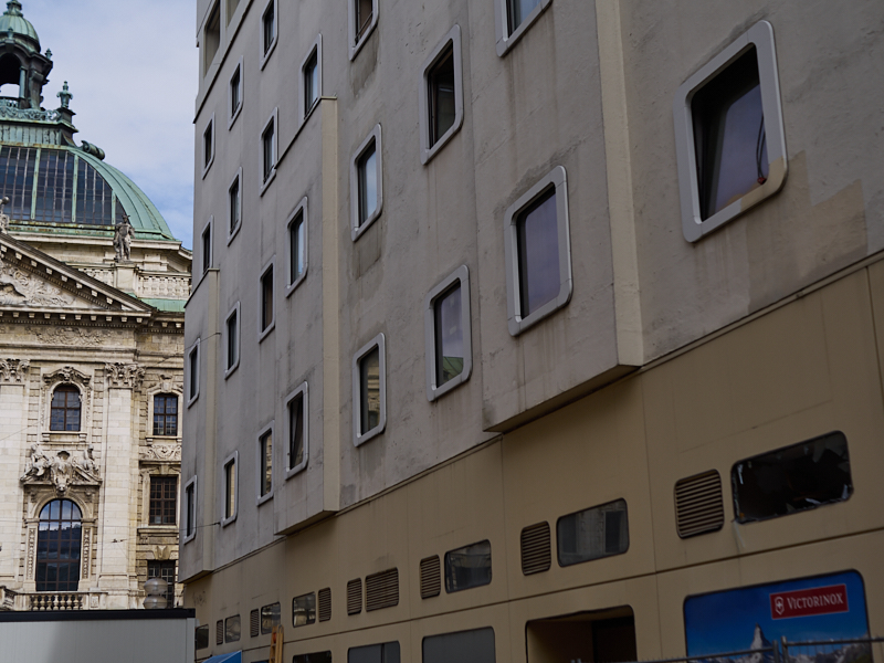 16.03.2019 - Im Inneren des Hotel Königshof sind Entkernungsarbeiten zu erkennen