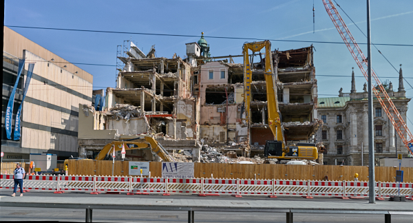 17.06.2019 - Hotel Königshof. Der Abriss geht weiter