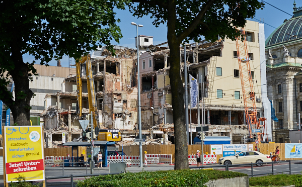 17.06.2019 - Hotel Königshof. Der Abriss geht weiter