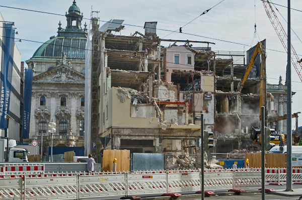 18.06.2019 - Abriss des Hotels Königshof in München.