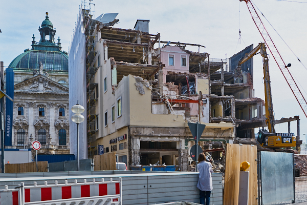 18.06.2019 - Abriss des Hotels Königshof in München.