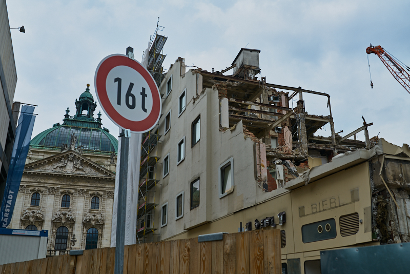 22.06.2019 - Abriss des Luxushotels Königshof am Münchner Stachus