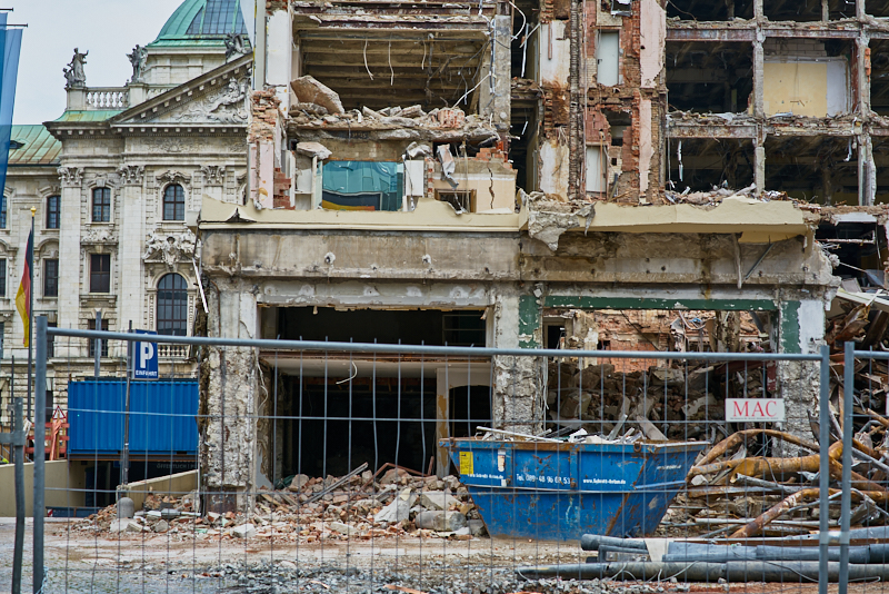 22.06.2019 - Abriss des Luxushotels Königshof am Münchner Stachus