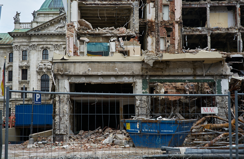 22.06.2019 - Abriss des Luxushotels Königshof am Stachus München