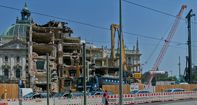 01.07.2019 - Hotel Königshof. Abriss und Neubau