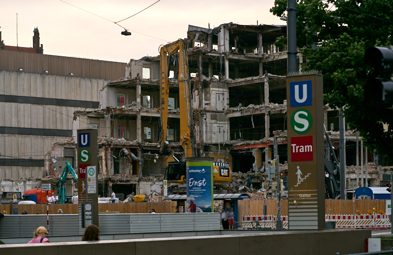 01.07.2019 - Hotel Königshof. Abriss und Neubau