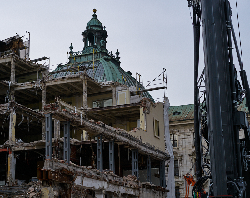 01.07.2019 - Hotel Königshof. Abriss und Neubau