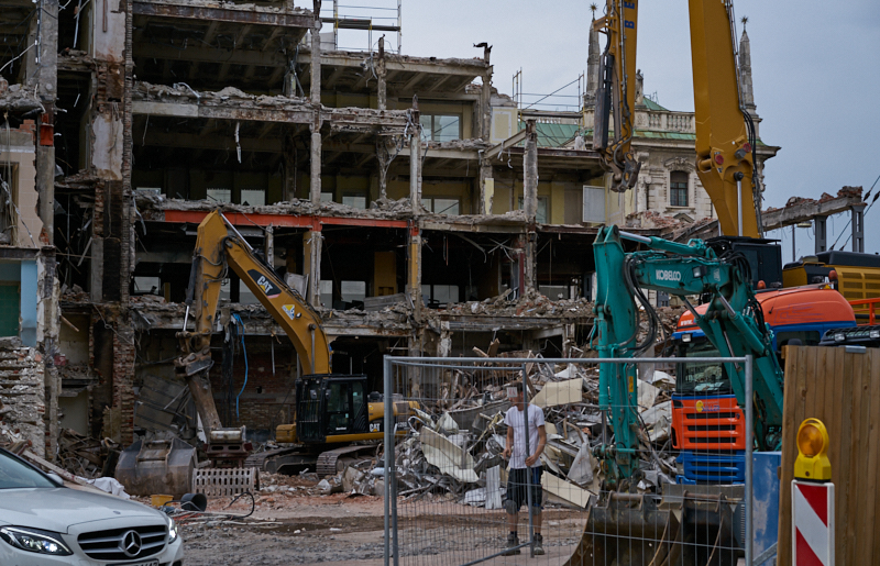 01.07.2019 - Hotel Königshof. Abriss und Neubau