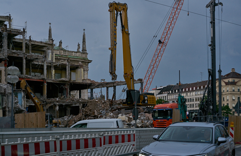 01.07.2019 - Hotel Königshof. Abriss und Neubau