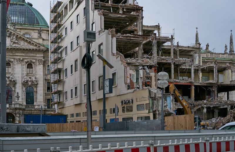 01.07.2019 - Hotel Königshof. Abriss und Neubau
