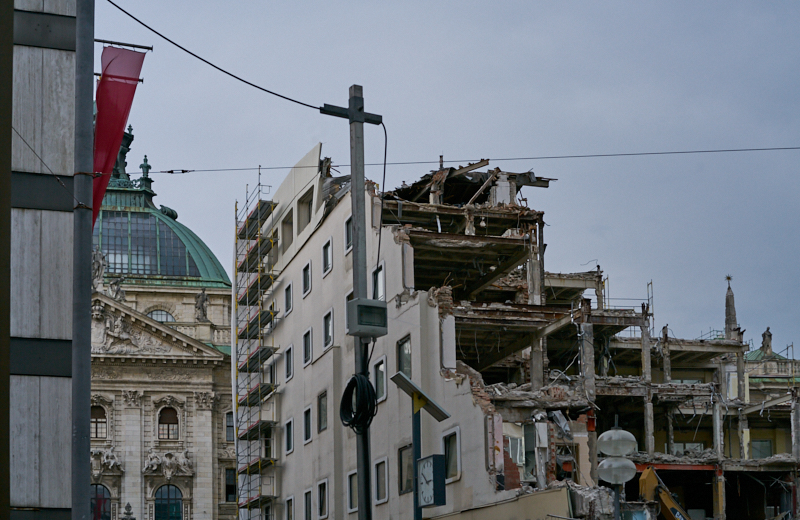 01.07.2019 - Hotel Königshof. Abriss und Neubau