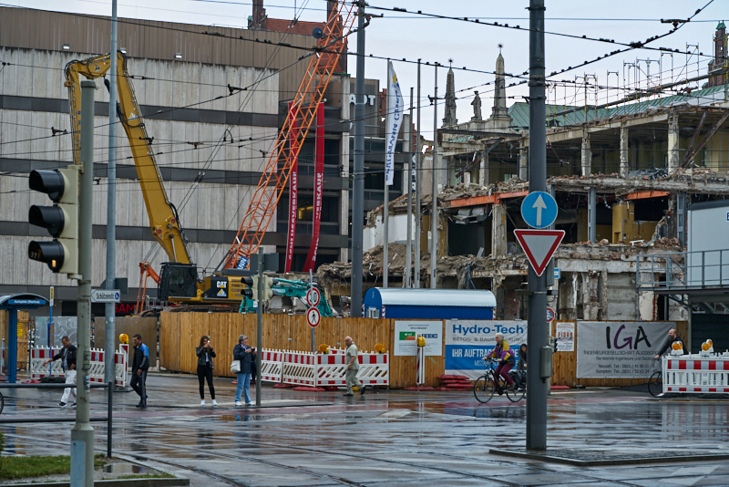 13.07.2019 - Abrissbaustelle Hotel Königshof München am Regensamstag
