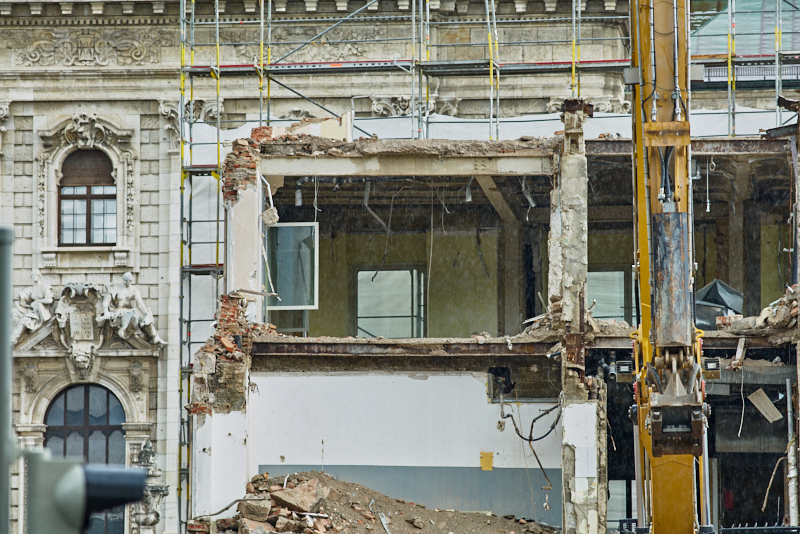 13.07.2019 - Abrissbaustelle Hotel Königshof München am Regensamstag
