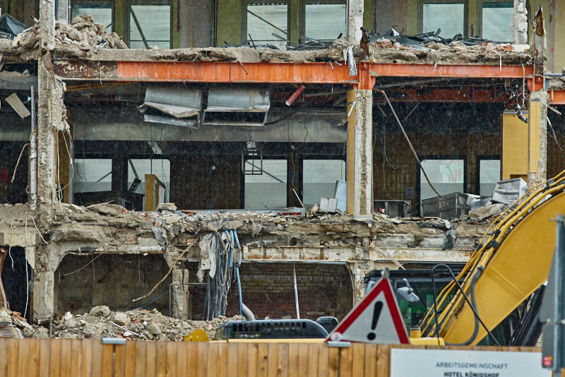 13.07.2019 - Abrissbaustelle Hotel Königshof München am Regensamstag