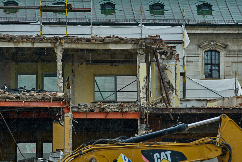 13.07.2019 - Abrissbaustelle Hotel Königshof München am Regensamstag