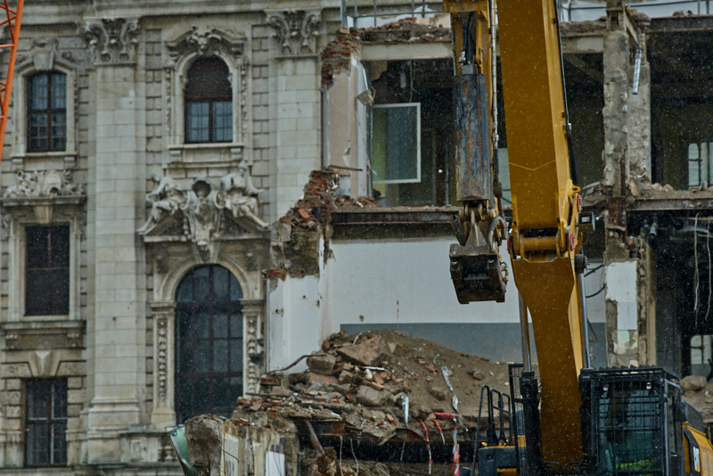 13.07.2019 - Abrissbaustelle Hotel Königshof München am Regensamstag