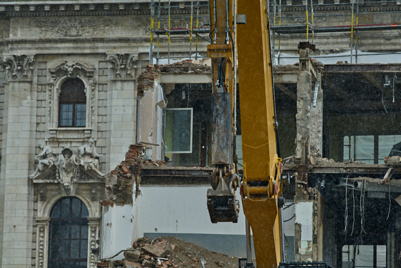 13.07.2019 - Abrissbaustelle Hotel Königshof München am Regensamstag