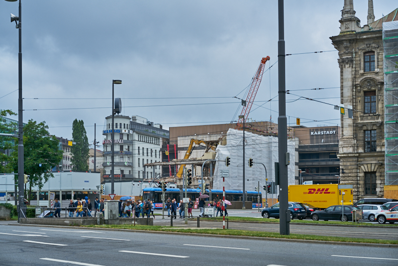 13.07.2019 - Abrissbaustelle Hotel Königshof München am Regensamstag