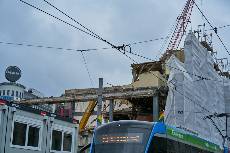 13.07.2019 - Abrissbaustelle Hotel Königshof München am Regensamstag