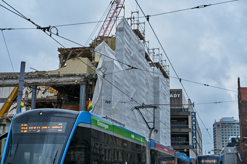 13.07.2019 - Abrissbaustelle Hotel Königshof München am Regensamstag