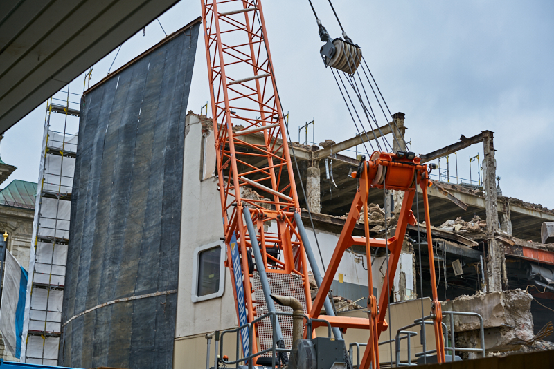 13.07.2019 - Abrissbaustelle Hotel Königshof München am Regensamstag