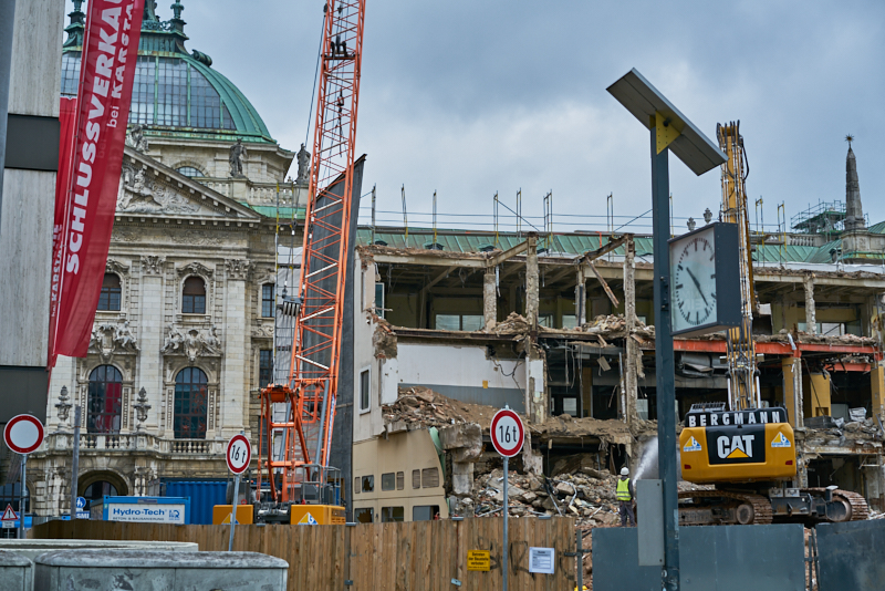 13.07.2019 - Abrissbaustelle Hotel Königshof München am Regensamstag
