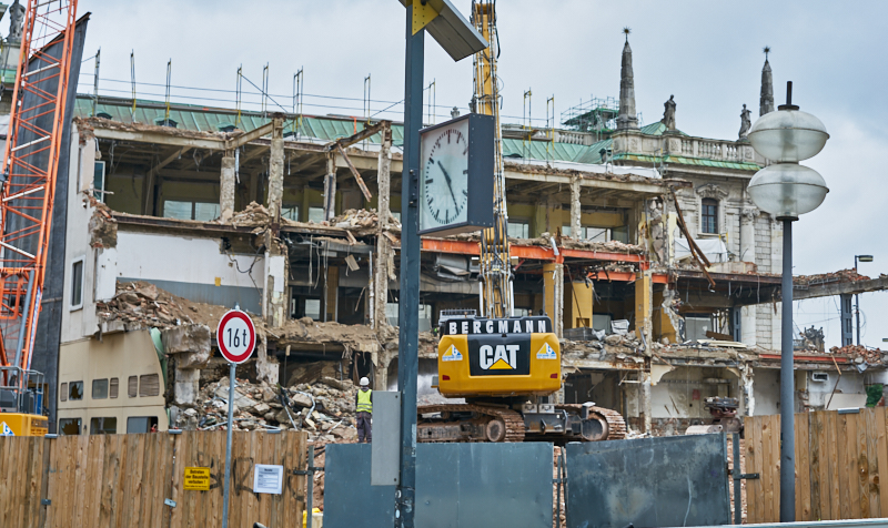 13.07.2019 - Abrissbaustelle Hotel Königshof München am Regensamstag