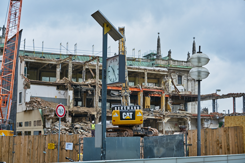 13.07.2019 - Abrissbaustelle Hotel Königshof München am Regensamstag
