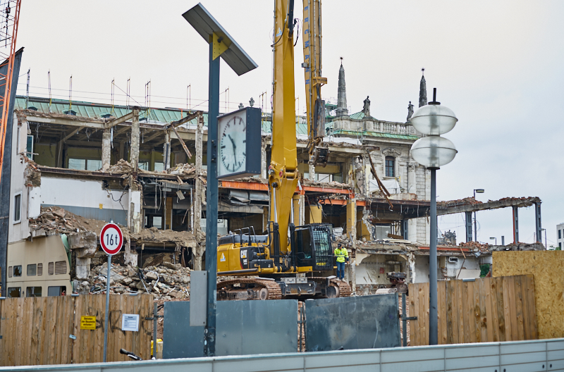 13.07.2019 - Abrissbaustelle Hotel Königshof München am Regensamstag