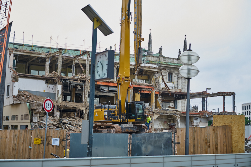 13.07.2019 - Abrissbaustelle Hotel Königshof München am Regensamstag