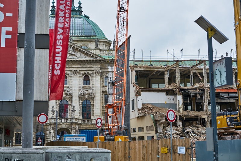 13.07.2019 - Abrissbaustelle Hotel Königshof München am Regensamstag