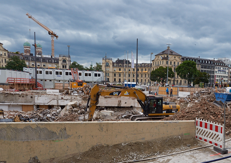 13.08.2019 - Im 2. Tiegeschoss des Hotel Königshof wird kräftig gebaggert