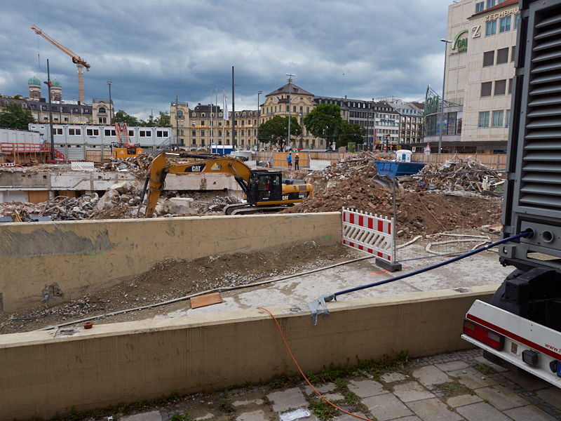 13.08.2019 - Im 2. Tiegeschoss des Hotel Königshof wird kräftig gebaggert
