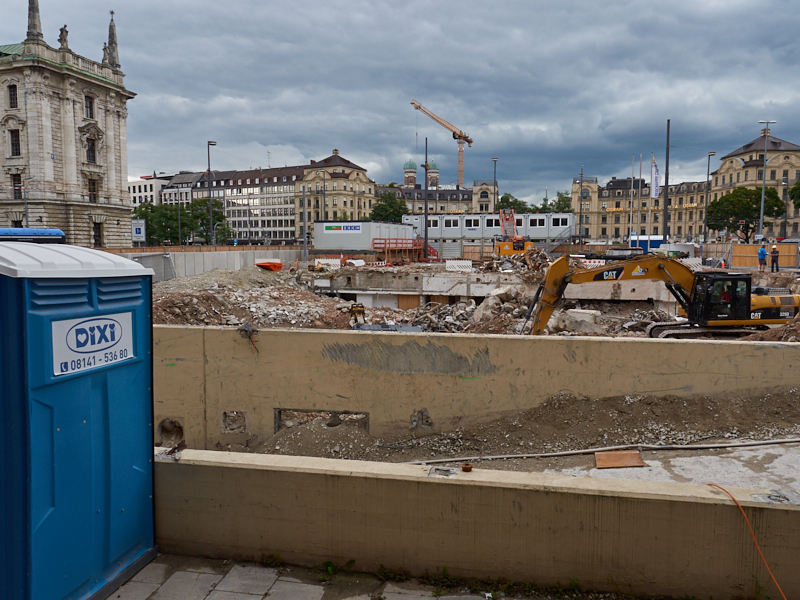 13.08.2019 - Im 2. Tiegeschoss des Hotel Königshof wird kräftig gebaggert